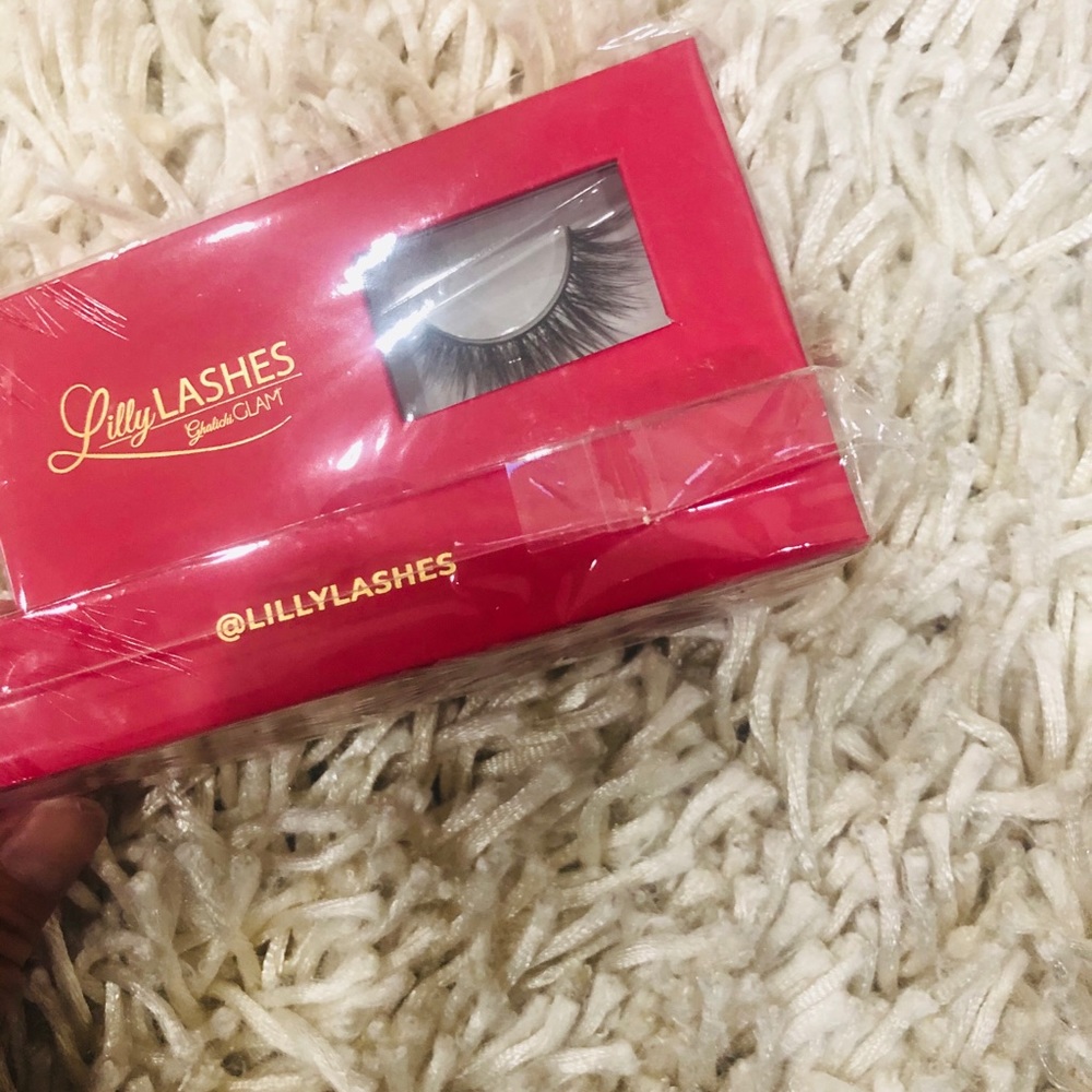 Lilly lashes - Picture 2 of 3